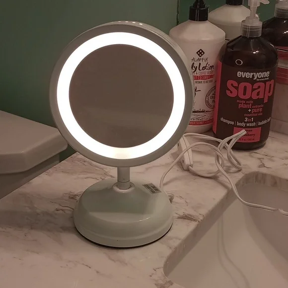 2 SIDED MAGNIFYING MIRROR with Built In Lighting - Excellent; Like New Condition - Picture 1 of 2